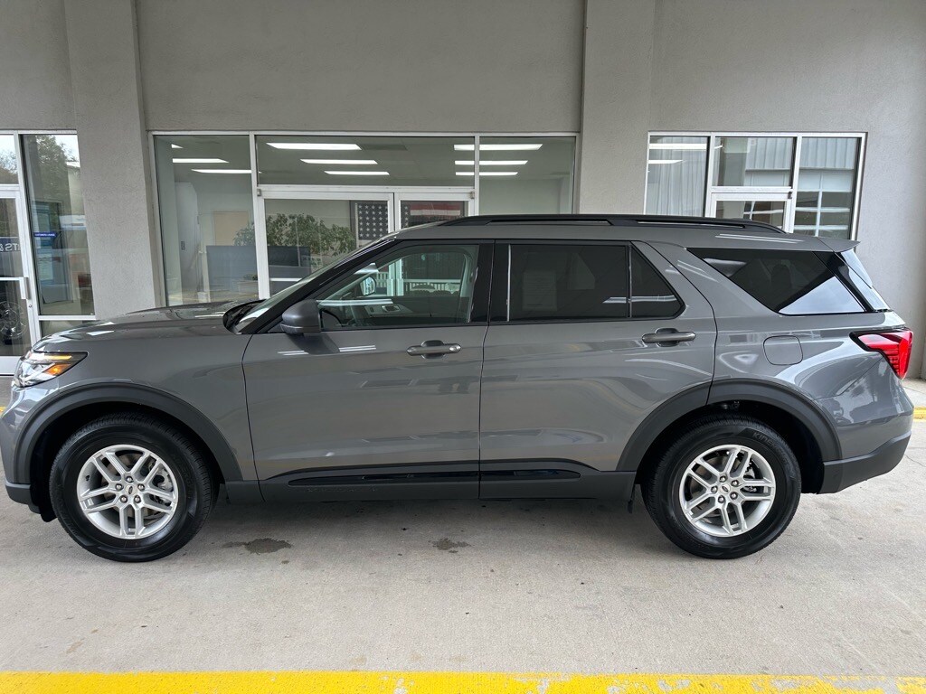 2026 Ford Explorer photo 2