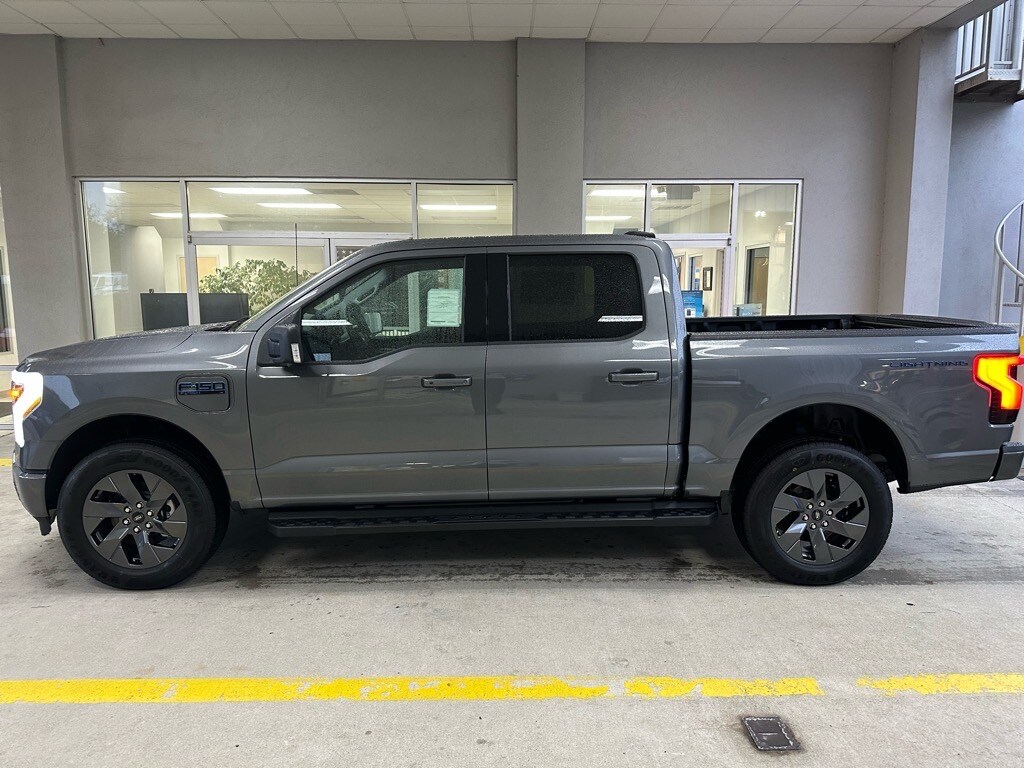 2025 Ford F-150 Lightning photo 2