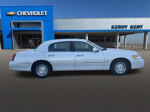 Used 2002 Lincoln Town Car Executive with VIN 1LNHM81W52Y661385 for sale in Evansville, IN