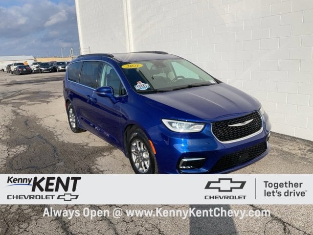 2021 Chrysler Pacifica Touring's photo