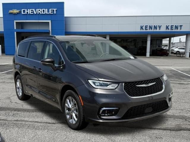2022 Chrysler Pacifica Touring L's photo