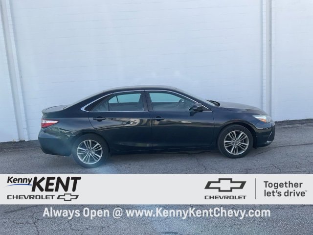 2017 Toyota Camry SE photo 2