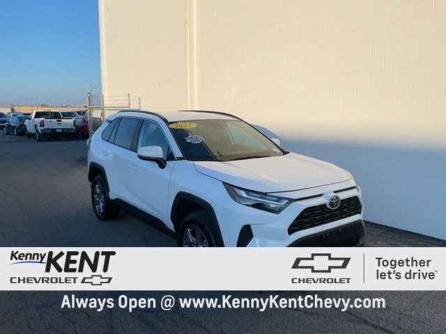 2025 Toyota RAV4 XLE's photo