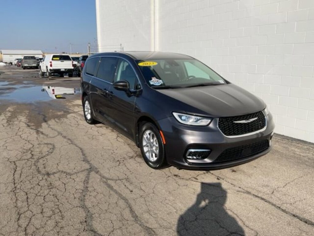Used 2023 Chrysler Pacifica Touring L Van Passenger Van