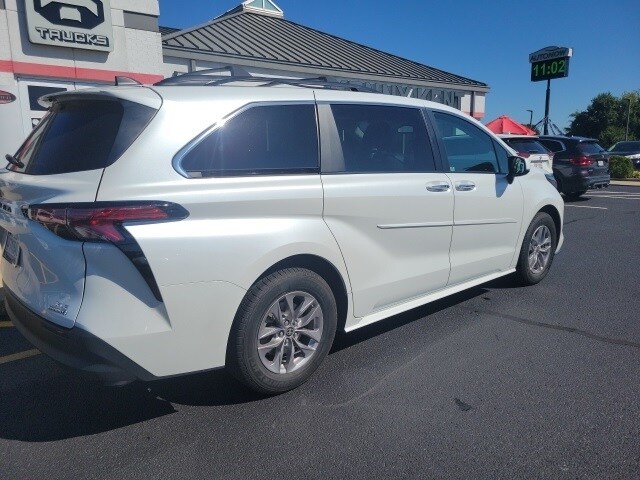 2022 Toyota Sienna XLE photo 3