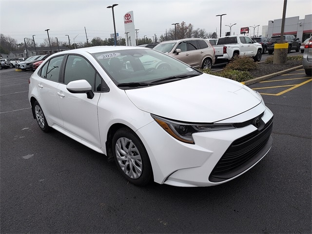 2025 Toyota Corolla LE's photo