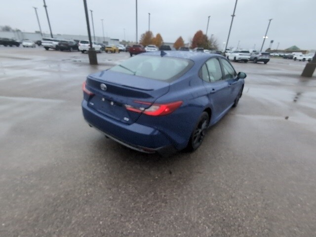 2025 Toyota Camry SE photo 3