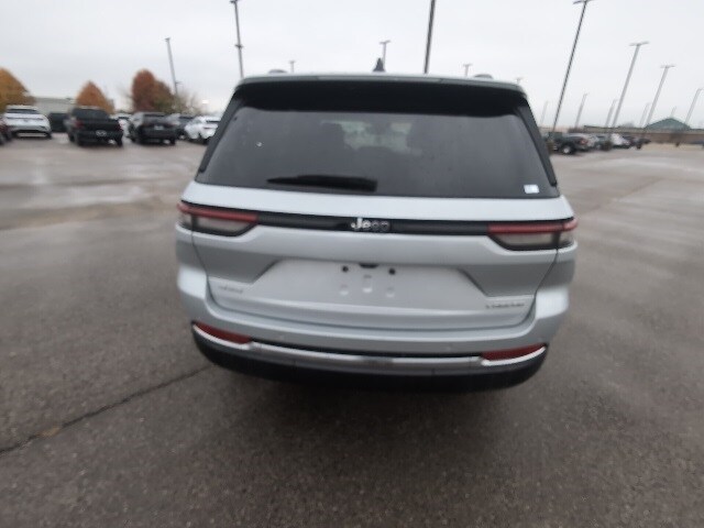 2022 Jeep Grand Cherokee Laredo photo 3