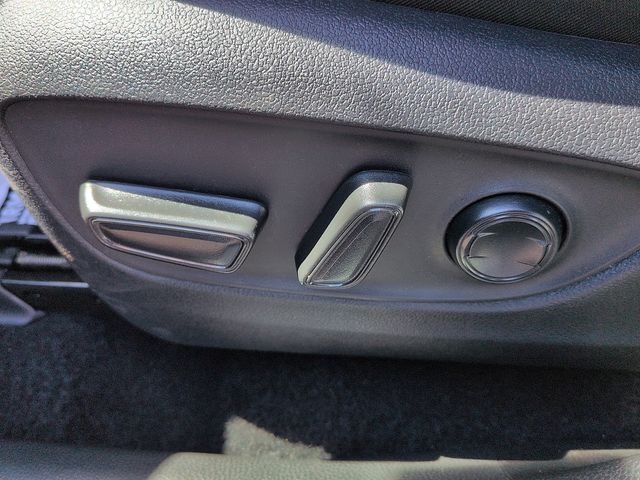 2025 Toyota RAV4 XLE - Photo 16