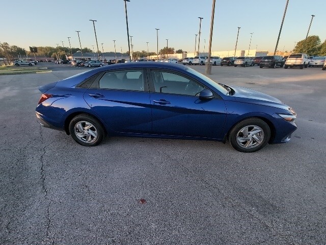 2024 Hyundai Elantra SE photo 2