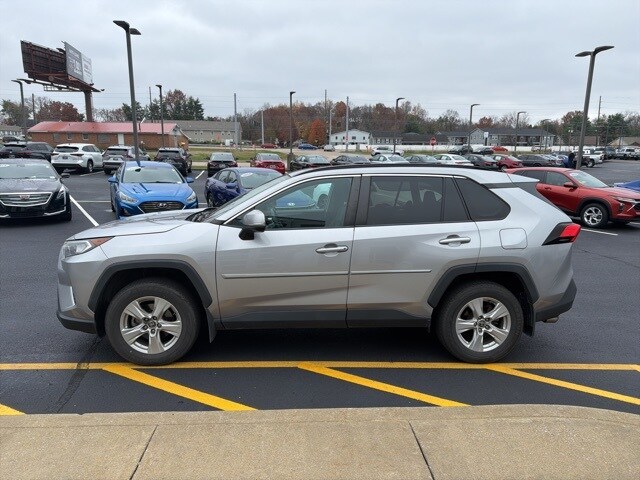 2021 Toyota RAV4 XLE photo 3