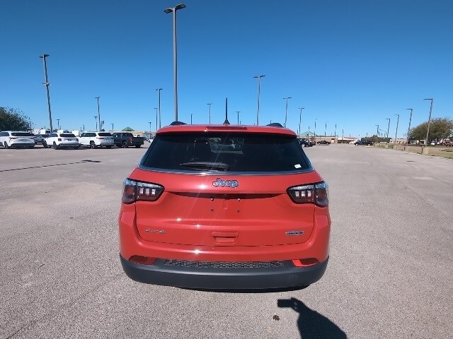 2024 Jeep Compass Latitude Lux photo 3