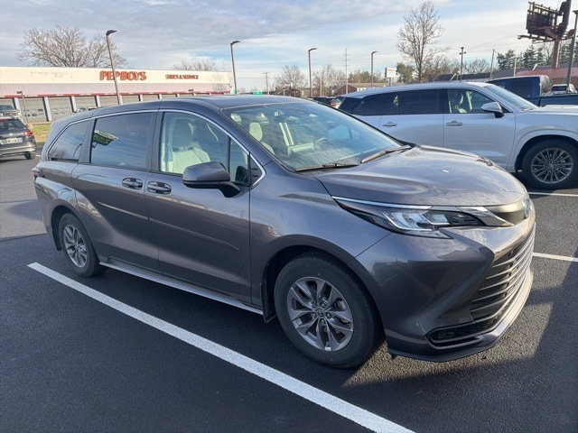 2022 Toyota Sienna LE's photo