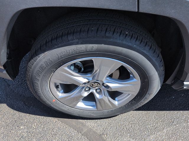 2025 Toyota RAV4 XLE - Photo 9