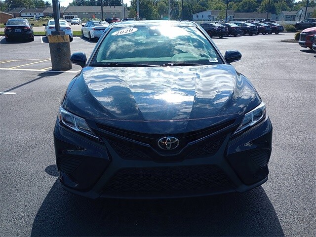 2020 Toyota Camry SE photo 2