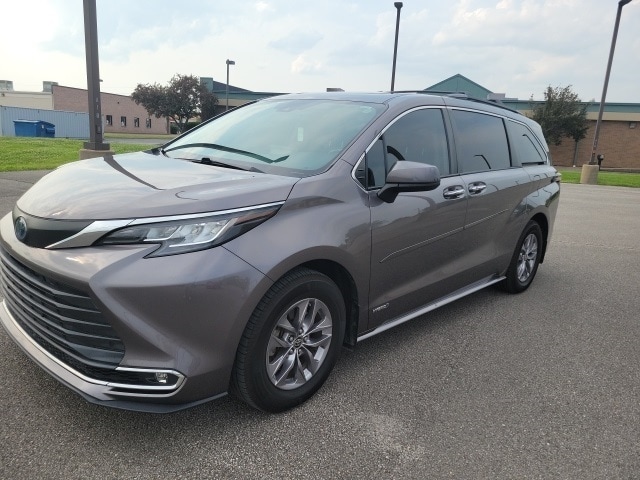 Certified 2021 Toyota Sienna XLE with VIN 5TDYRKEC2MS040929 for sale in Evansville, IN