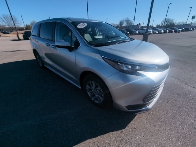 2024 Toyota Sienna LE's photo
