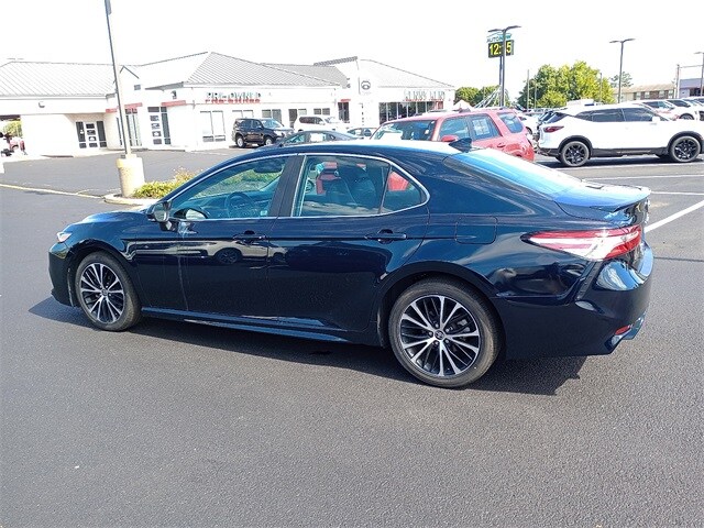 2020 Toyota Camry SE photo 3