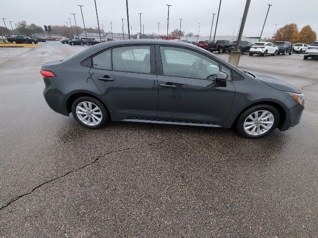 2025 Toyota Corolla LE photo 2