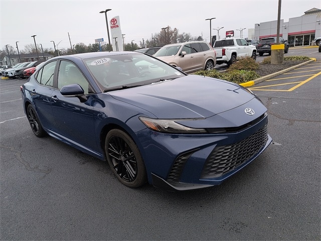 2025 Toyota Camry SE's photo