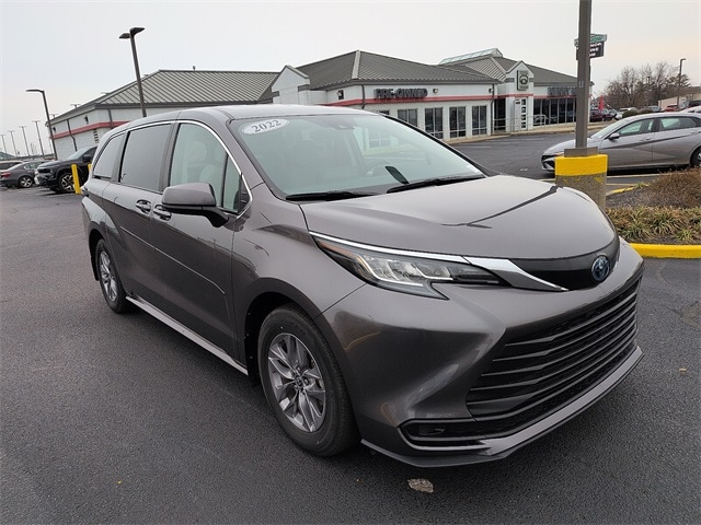 2022 Toyota Sienna LE's photo