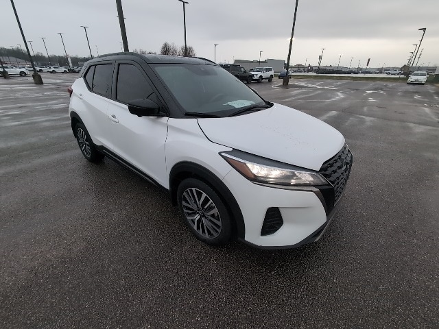 2023 Nissan Kicks SR's photo