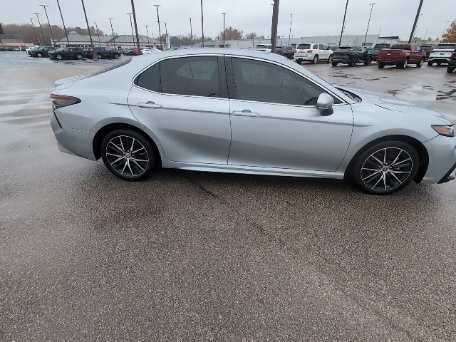 2024 Toyota Camry SE's photo