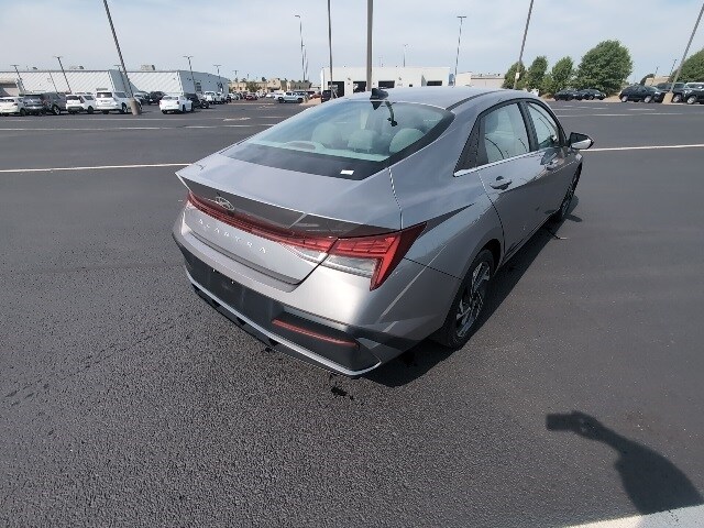 2024 Hyundai Elantra SEL Convenience photo 3
