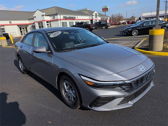 2025 Hyundai Elantra SE's photo