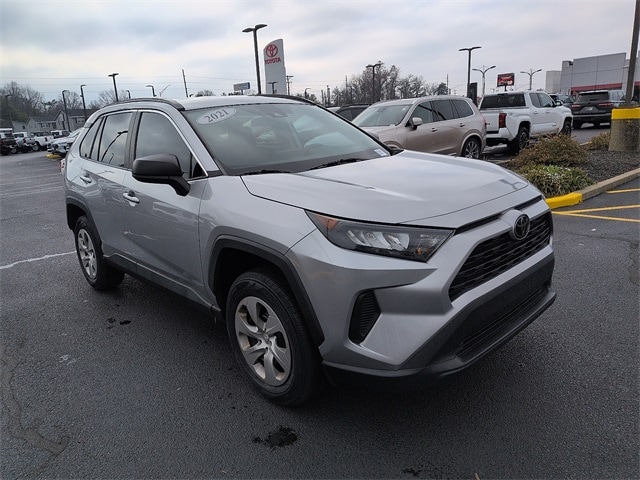 2021 Toyota RAV4 LE's photo