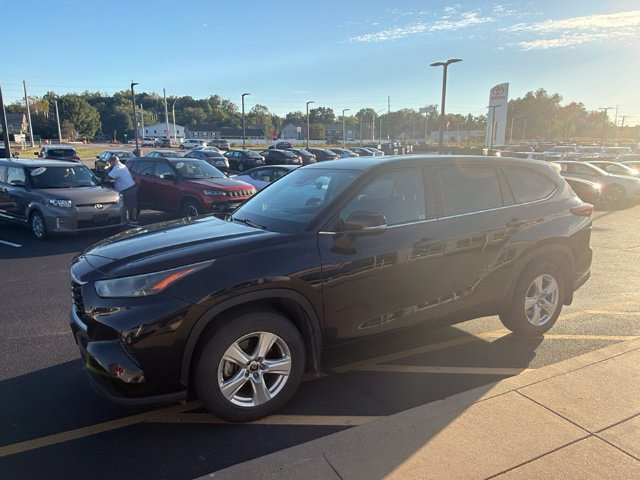 Used 2021 Toyota Highlander LE SUV
