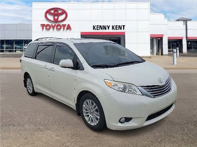 2017 Toyota Sienna XLE V6 8-Passenger's photo