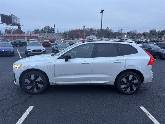 2024 Volvo XC60 T8 Plus photo 2