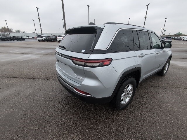 2022 Jeep Grand Cherokee Laredo photo 2