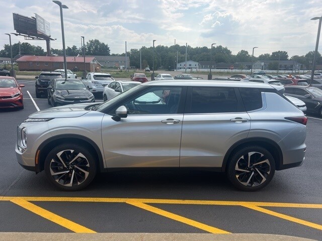 2022 Mitsubishi Outlander Black Edition LE SEL GT photo 3