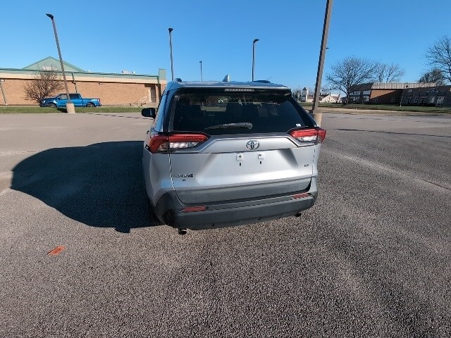 2021 Toyota RAV4 LE photo 3