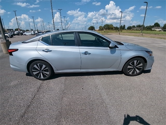 Used 2022 Nissan Altima SV with VIN 1N4BL4DV6NN404255 for sale in Evansville, IN