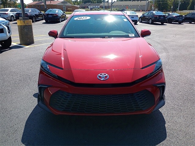 2025 Toyota Camry SE photo 2