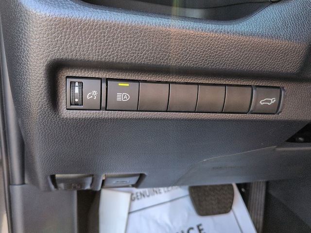 2025 Toyota RAV4 XLE - Photo 18