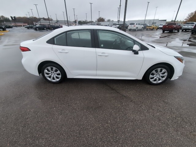 2024 Toyota Corolla LE photo 2