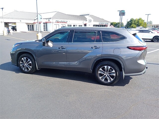 2021 Toyota Highlander XLE photo 3
