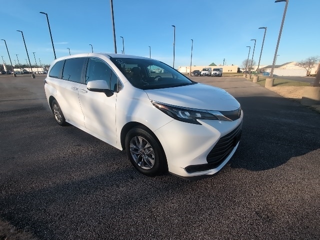 2024 Toyota Sienna LE's photo