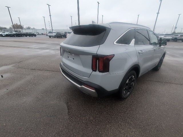 2025 Kia Sorento S photo 3