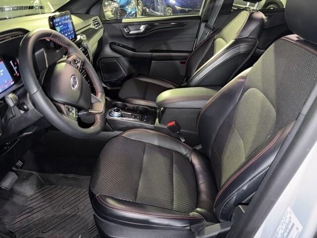 2025 Ford Escape ST-Line photo 2