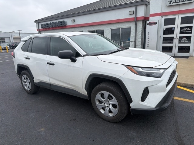 2024 Toyota RAV4 LE's photo