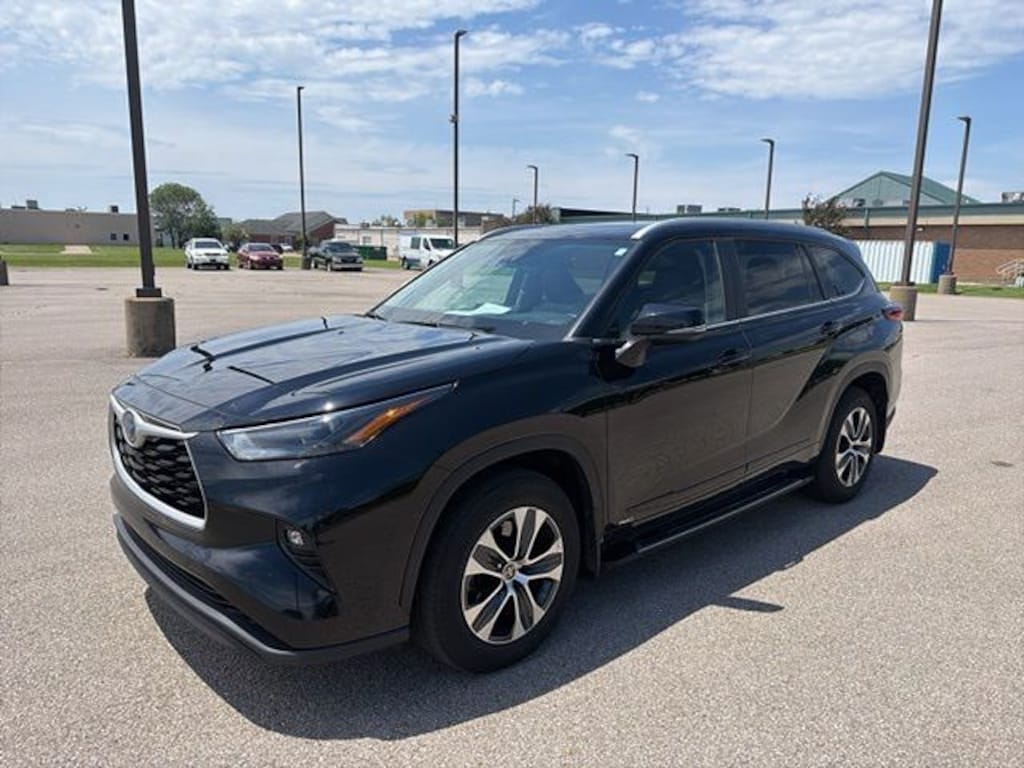 Used 2023 Toyota Highlander Hybrid XLE SUV