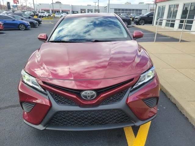 2018 Toyota Camry SE photo 2