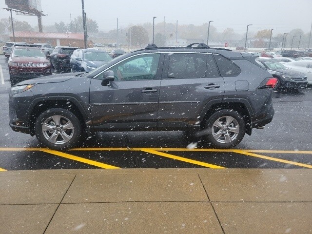 2025 Toyota RAV4 XLE photo 4