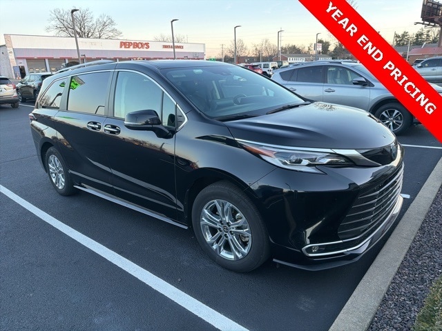 2023 Toyota Sienna Platinum's photo
