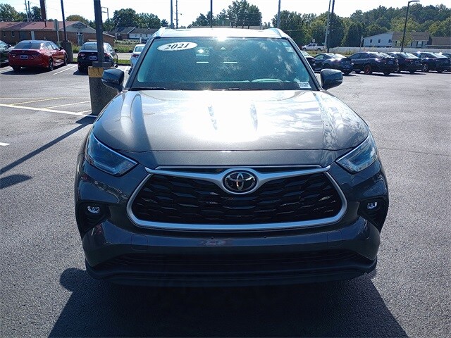 2021 Toyota Highlander XLE photo 2